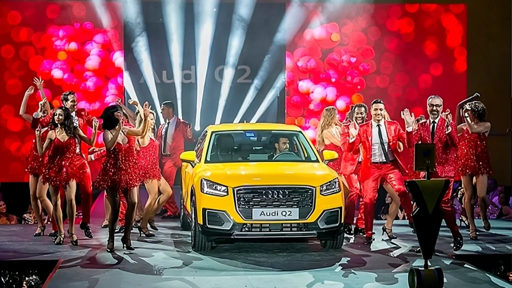 Bailarinas y coche en el escenario de la presentación del Audi Q2