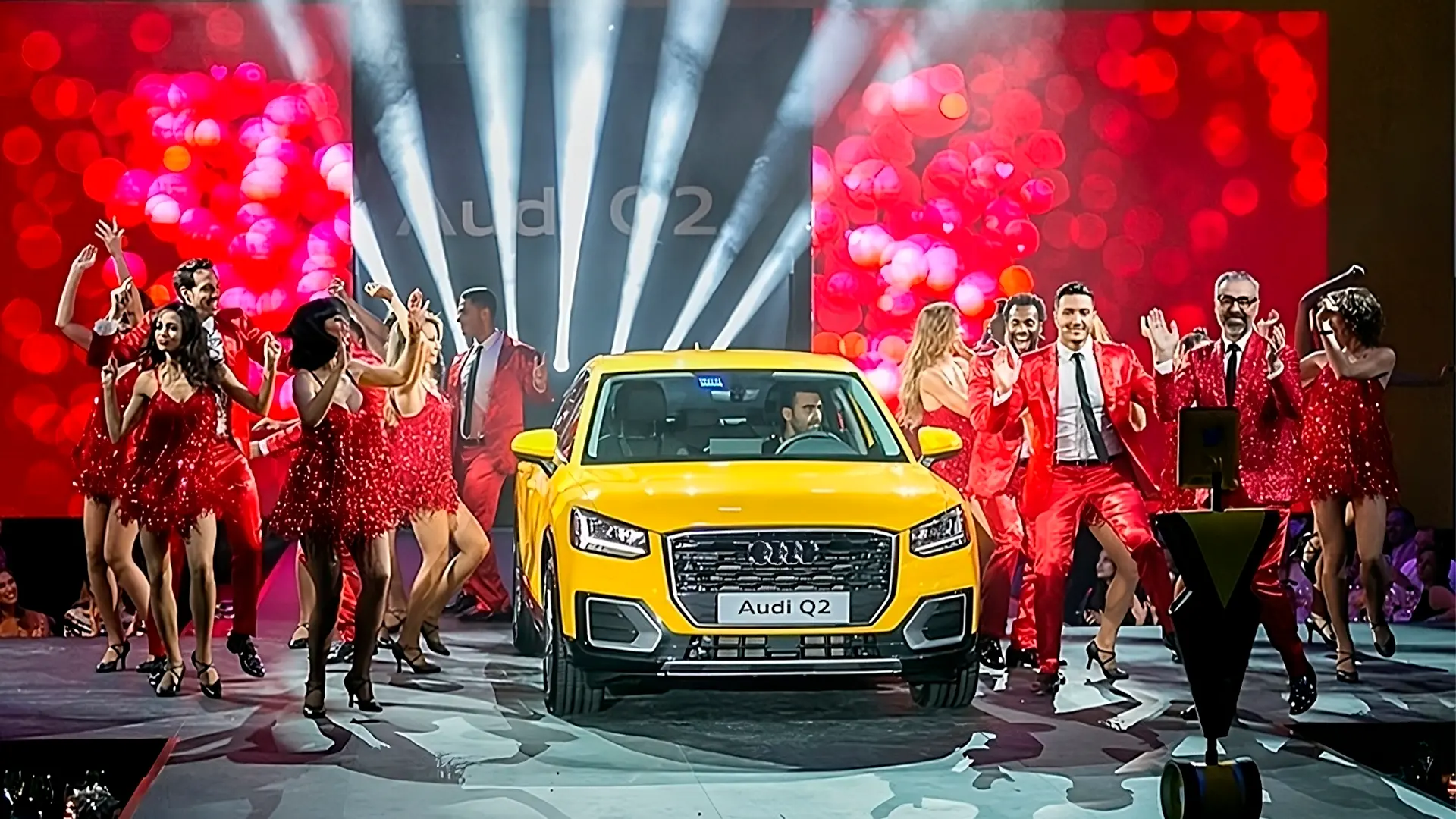 Presentación del Audi Q2 en Madrid con pantallas LED, iluminación robótica y bailarines en escena