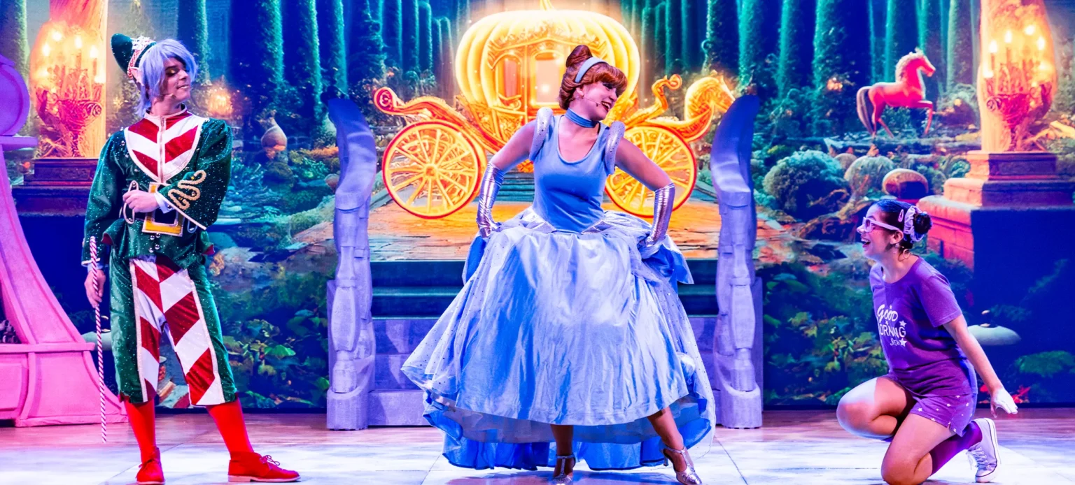 Escena del musical Christmas Dreams con personajes de cuento y pantalla LED con fondo 3D