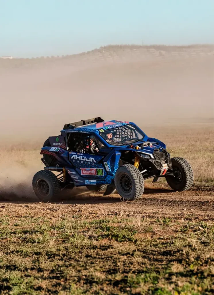 Equipo Ahúja Racing con su vehículo de preparación al Dakar