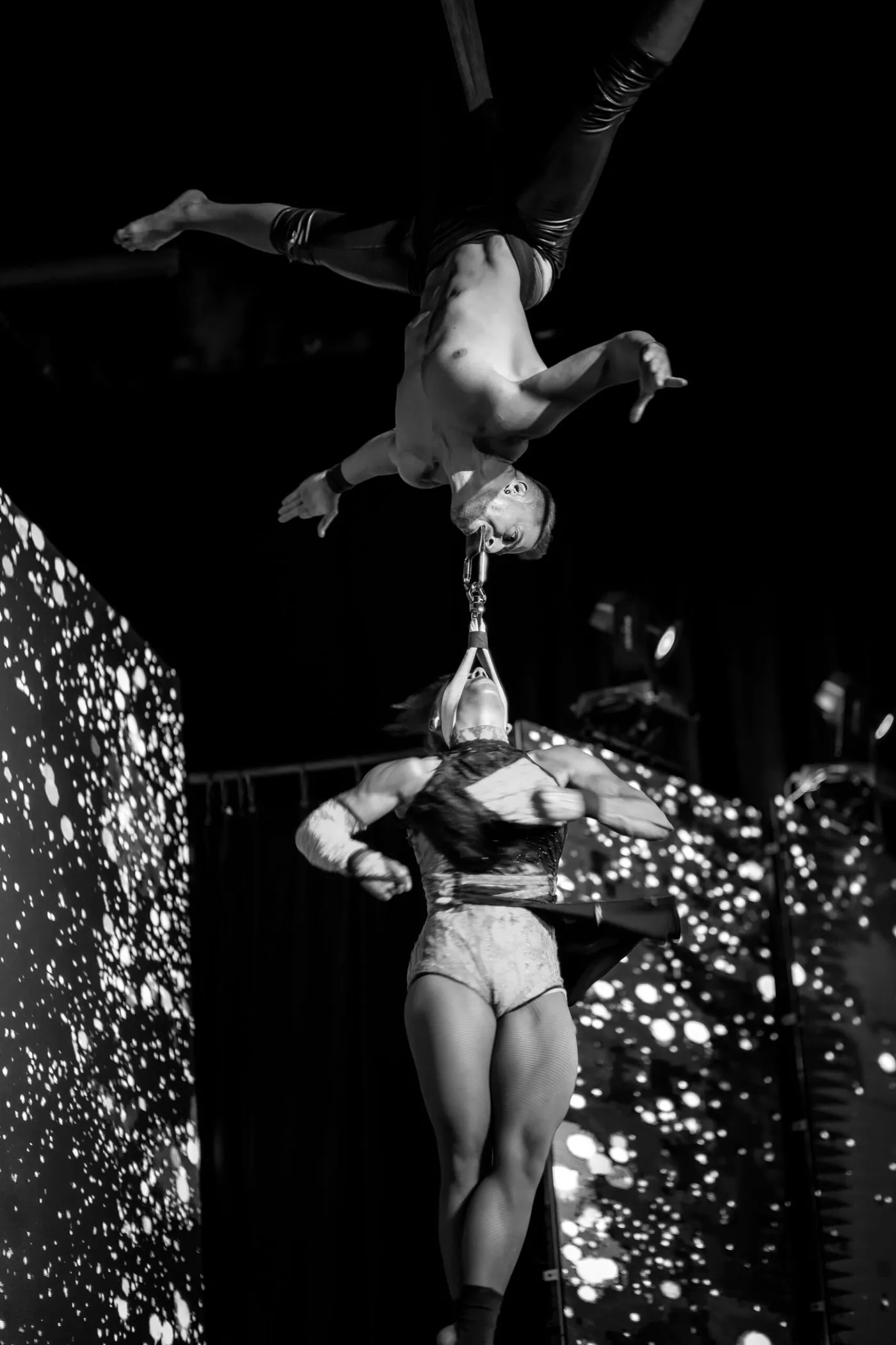 Dúo de acrobacia aérea en equilibrio cabeza abajo, en blanco y negro