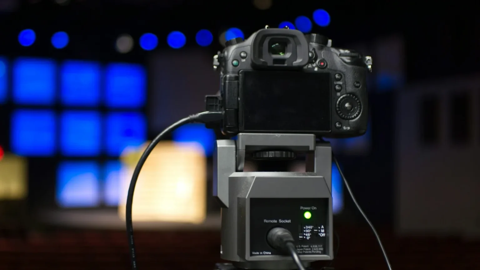 Cámara robotizada grabando el escenario para el streaming de una reunión híbrida