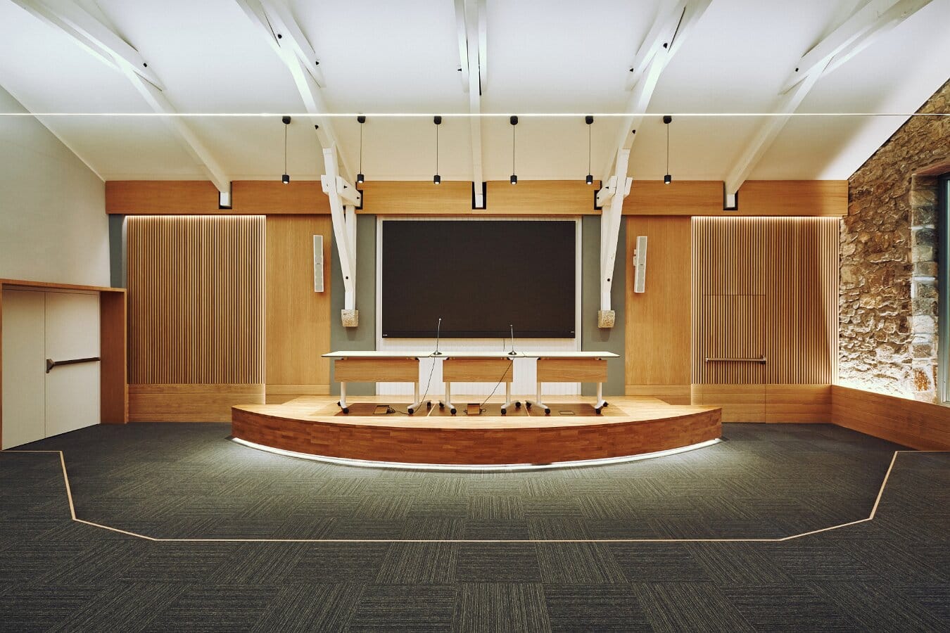 Auditorio de Campus Puente Nuevo con escenario y pantalla