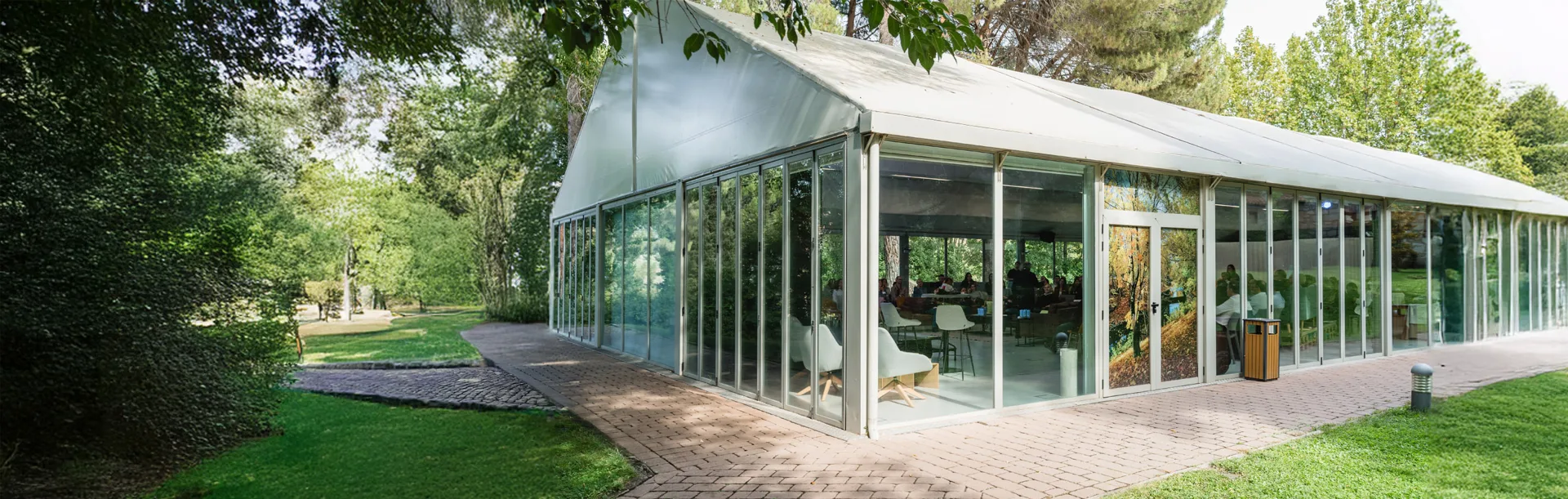 Exterior de la Casa de Cristal de Campus Puente Nuevo rodeada de jardín