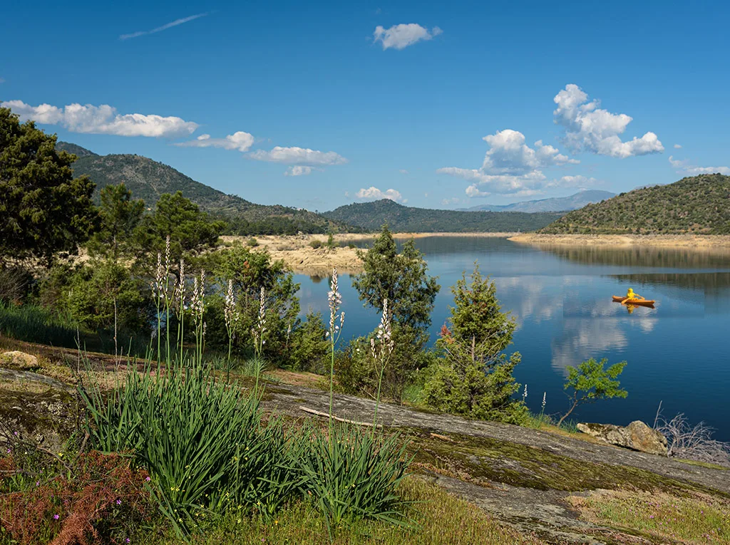 Embalse rodeado de montes en el entorno de Campus Puente Nuevo, en El Tiemblo (Ávila)