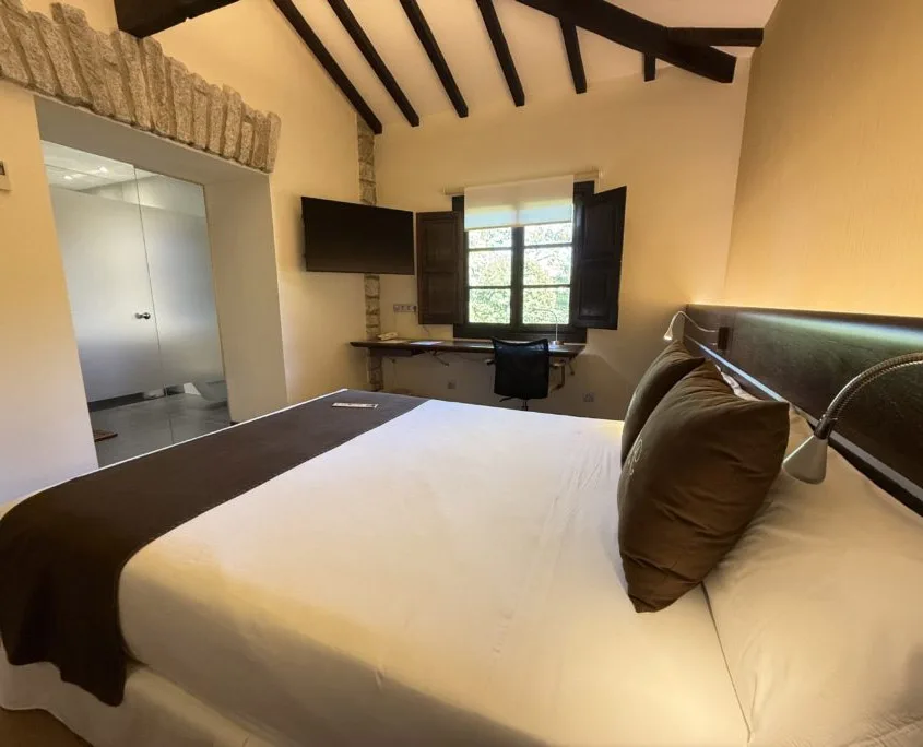 Habitación Executive Superior de Campus Puente Nuevo con cama doble y vigas de madera