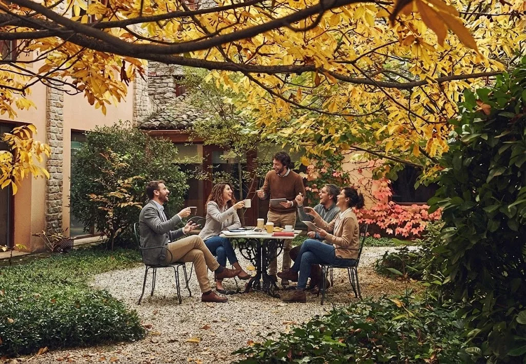 Reunión al aire libre en el Jardín Secreto de Campus Puente Nuevo
