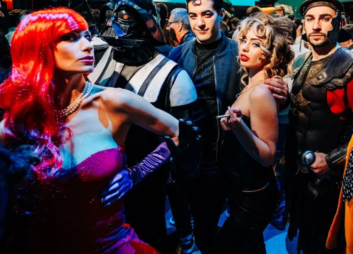 Actores caracterizados como personajes de cine mezclados con los invitados en una noche de Hollywood