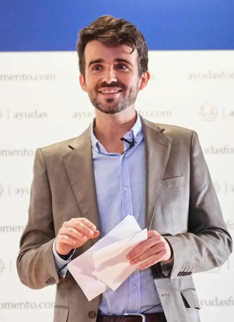 Presentador del streaming Ayúdanos a cambiar el futuro, Fomento Educación