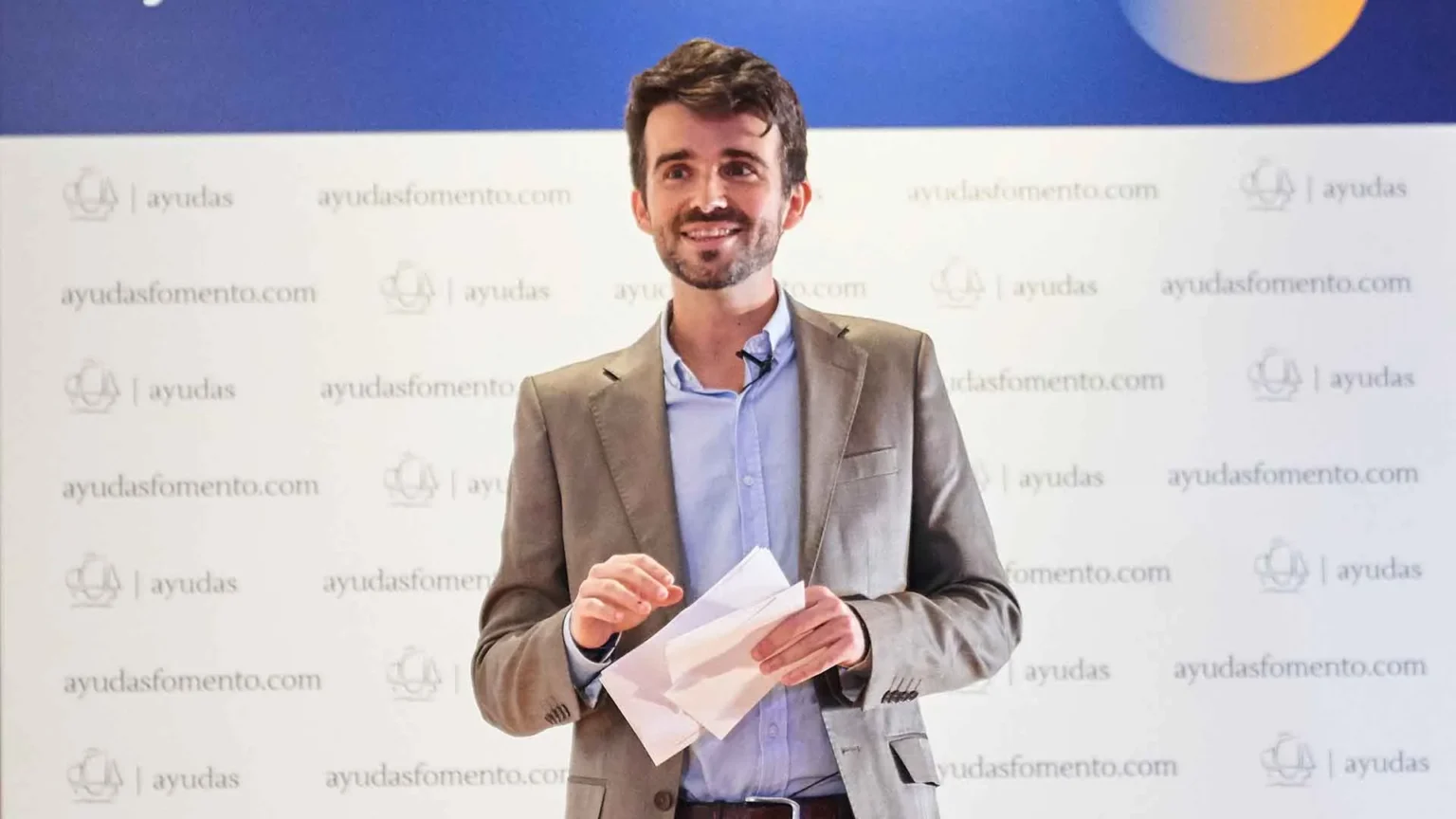 Presentador del streaming Ayúdanos a cambiar el futuro de Fomento Educación