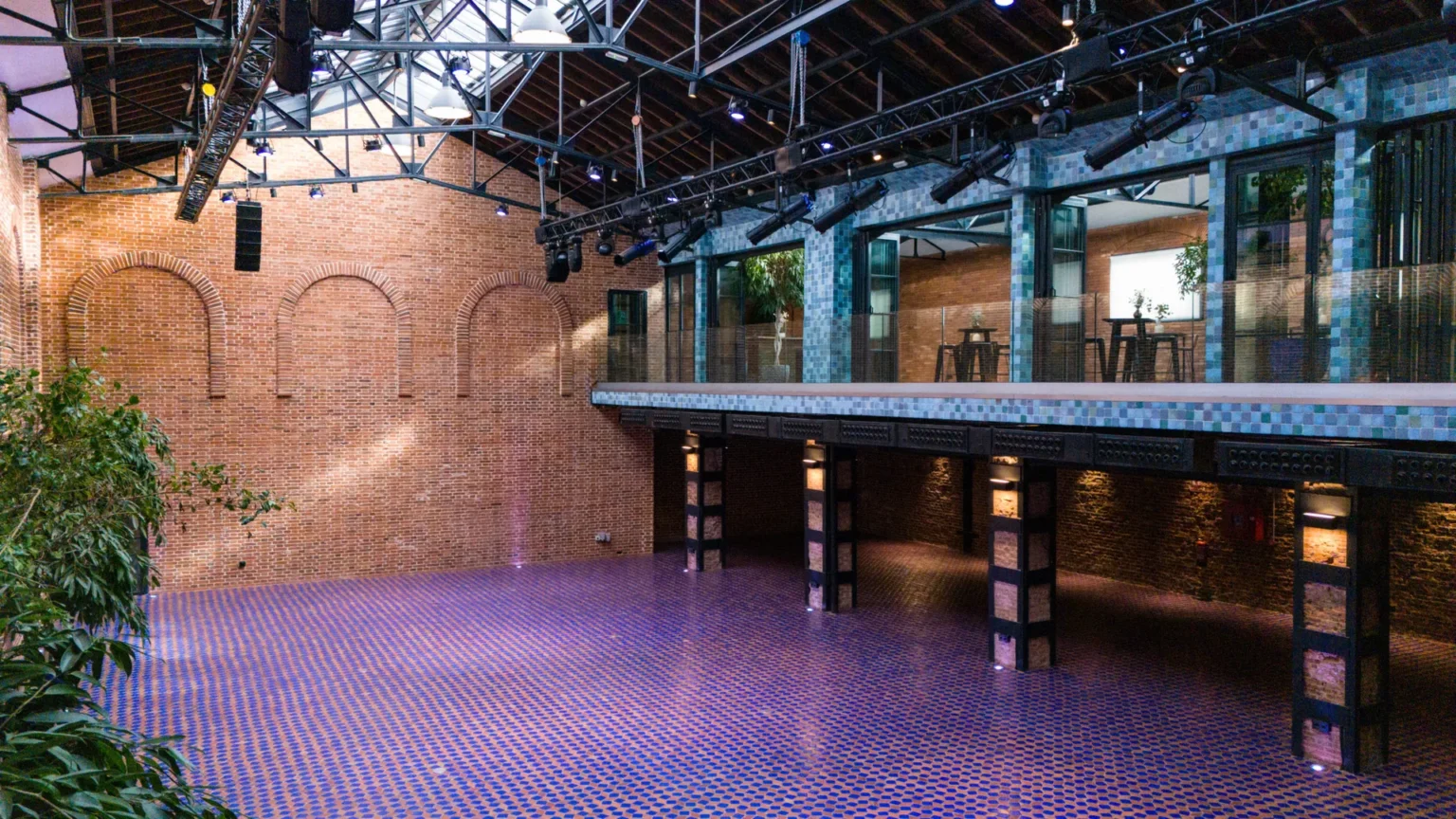 Sala plenaria vacía de Green Patio en Madrid, con la pantalla y las filas de butacas