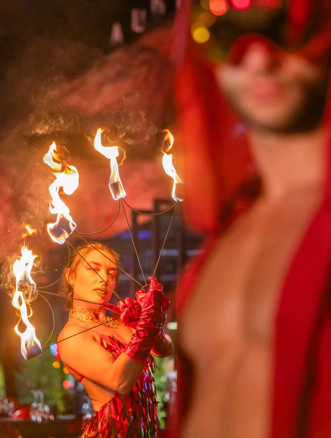 Artista girando antorchas de fuego durante una fiesta de empresa