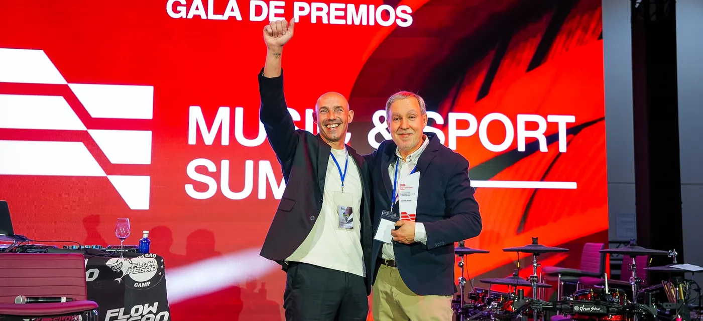 Dos premiados celebrando en el escenario de la gala de premios del Music & Sport Summit