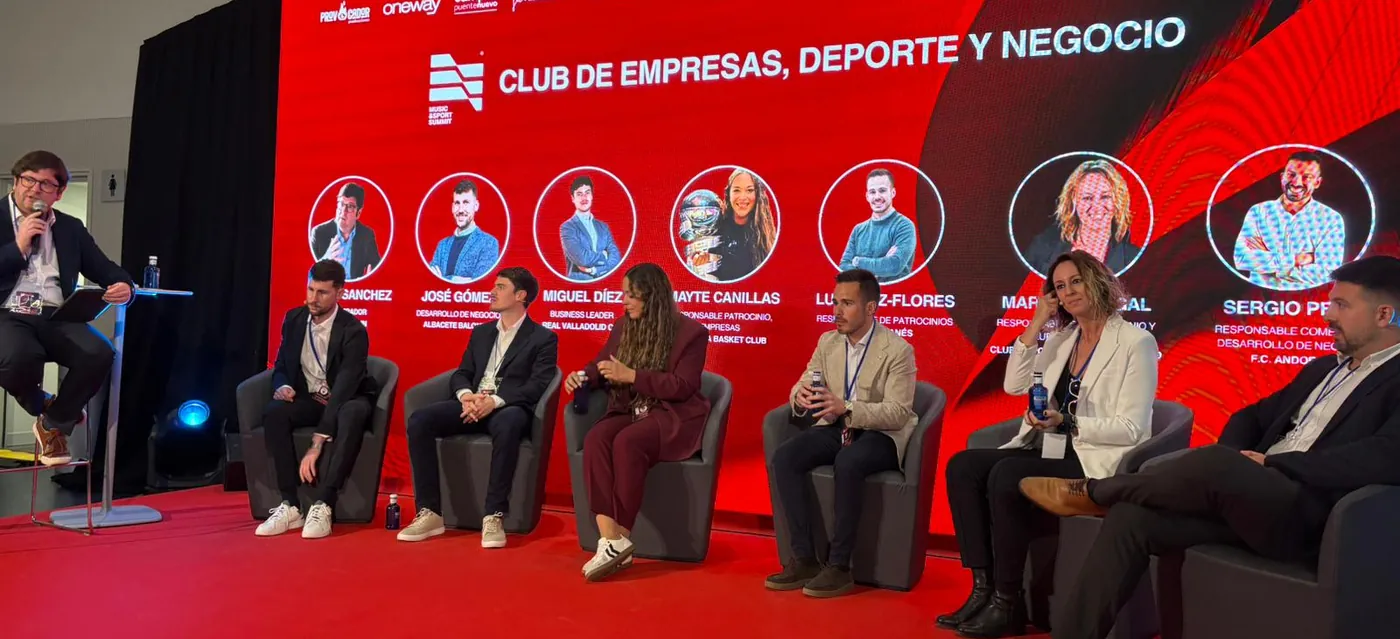 Mesa redonda sobre clubes de empresas, deporte y negocio en el escenario de ponencias del Music & Sport Summit, con pantalla LED e iluminación