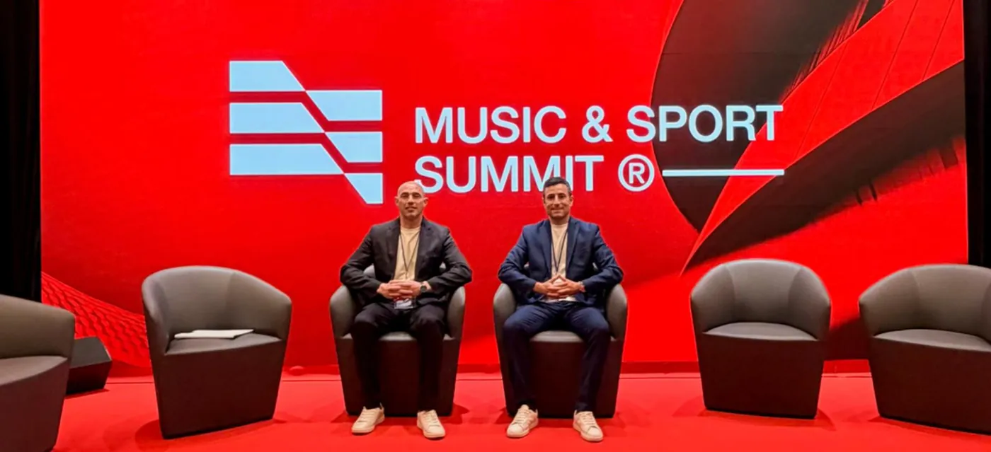 Escenario del Music & Sport Summit en el Riyadh Air Metropolitano, con el logotipo del evento en la pantalla LED