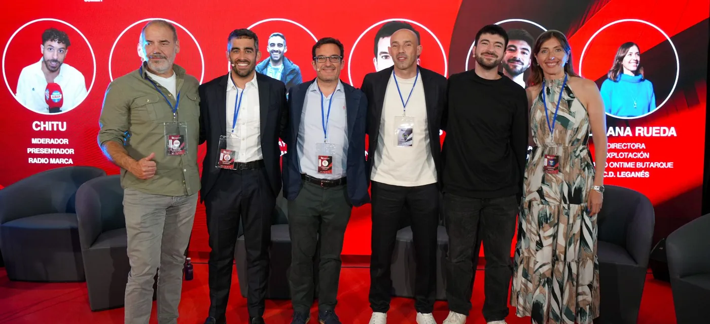 Ponentes de la mesa sobre transformación de recintos deportivos en el escenario del Music & Sport Summit, ante la pantalla LED