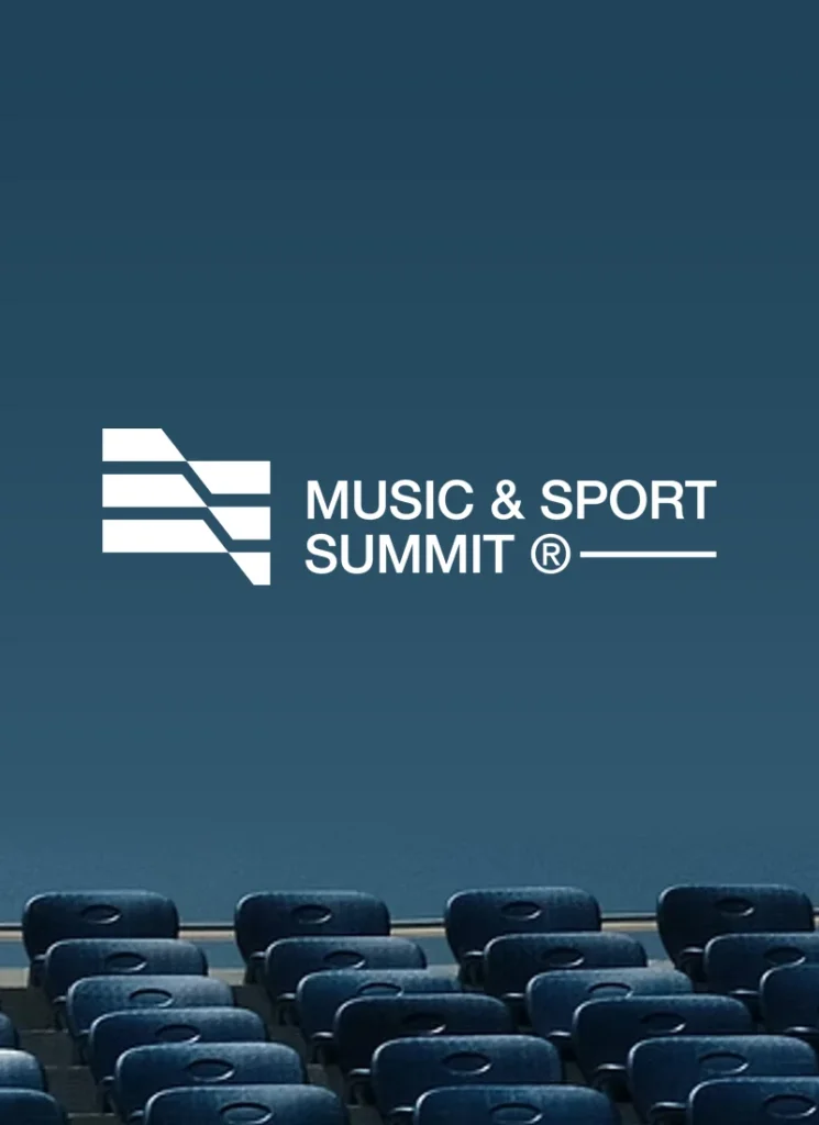 Logotipo de Music & Sport Summit en blanco sobre asientos de estadio azules