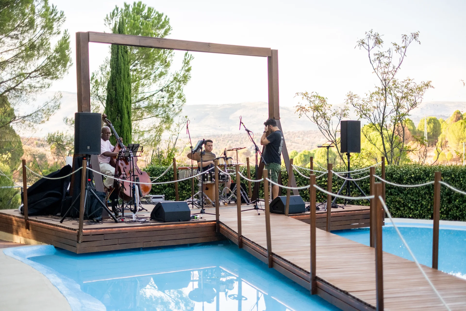 Músicos en el escenario sobre la lámina de agua de Campus Puente Nuevo durante Naturaleza Sinfónica