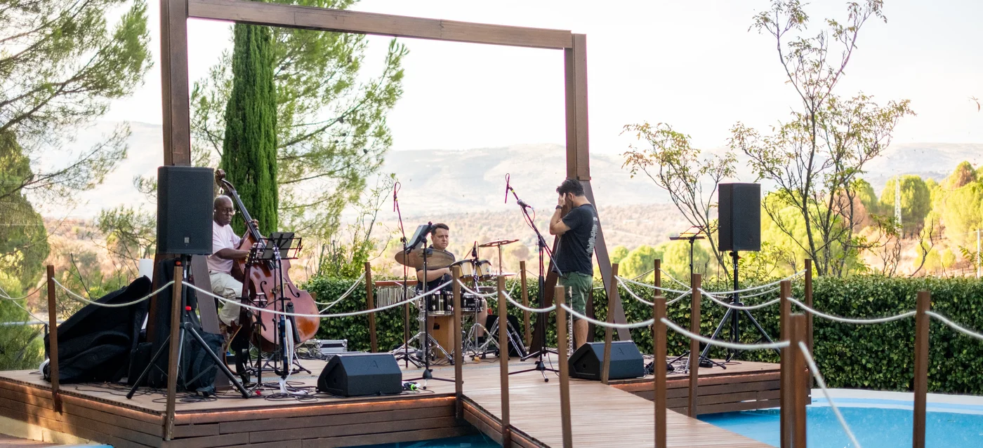 Escenario de Naturaleza Sinfónica al aire libre en Campus Puente Nuevo, con músicos y la sierra al fondo