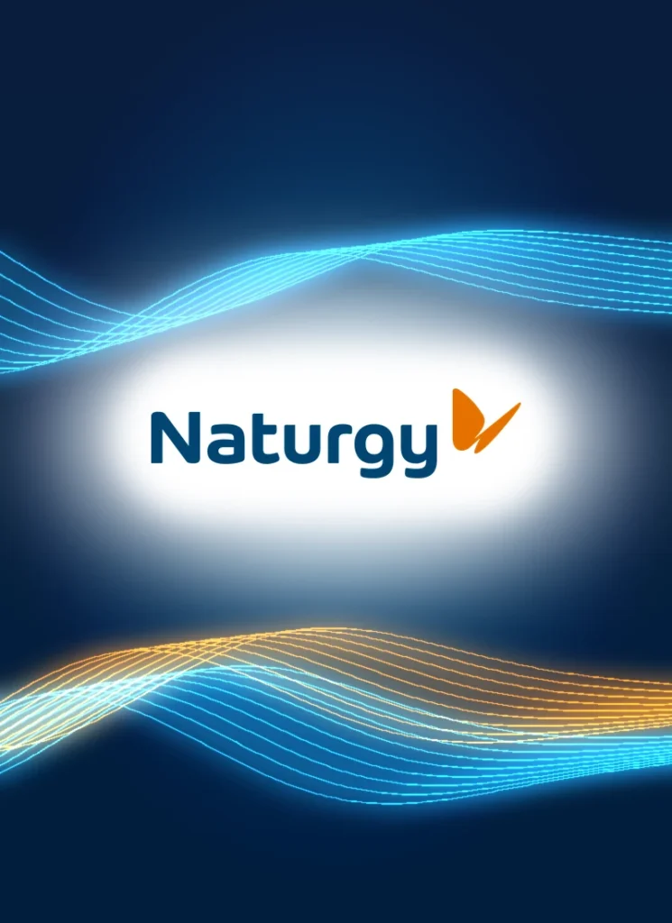Logotipo de Naturgy sobre un fondo azul de la marca con ondas de luz azules y naranjas