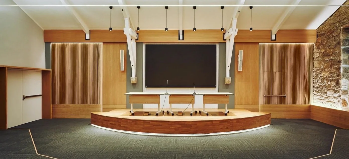 Sala con pantalla LED y mesa en Campus Puente Nuevo, El Tiemblo (Ávila)