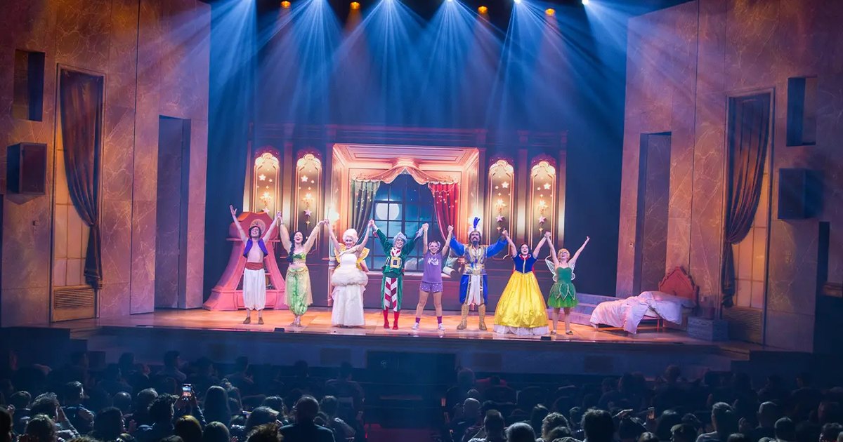 Elenco de Christmas Dreams saludando al público al final de la función