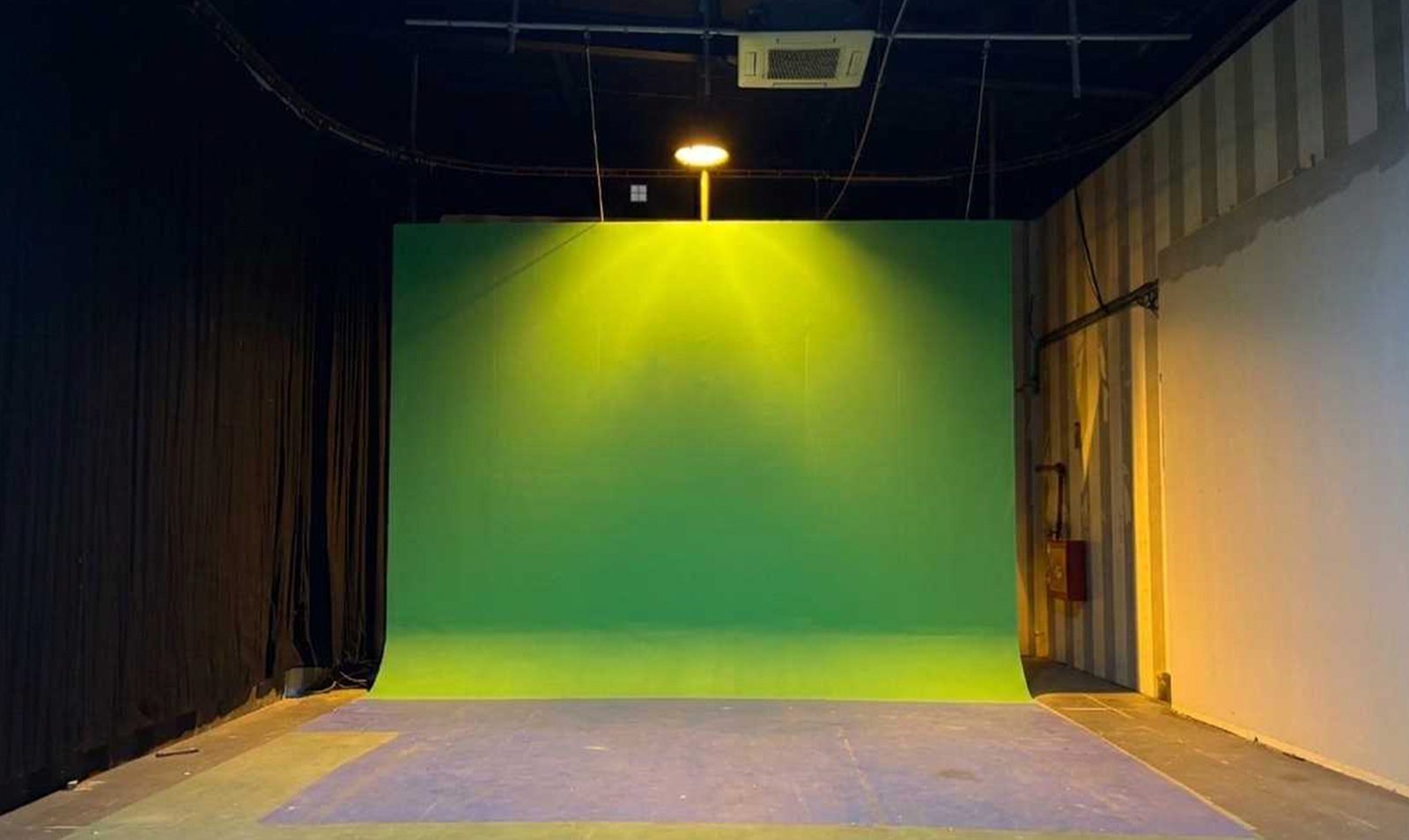 Plató con fondo de croma verde iluminado