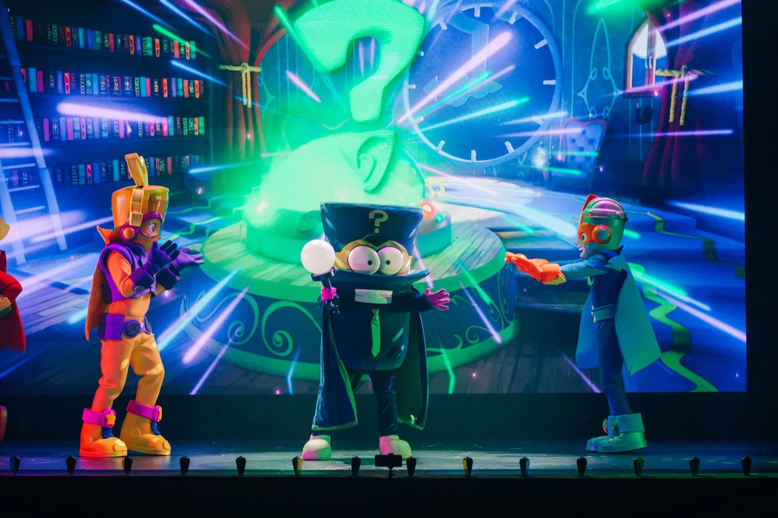 Personajes de SuperThings en escena ante una pantalla LED durante La Superfiesta