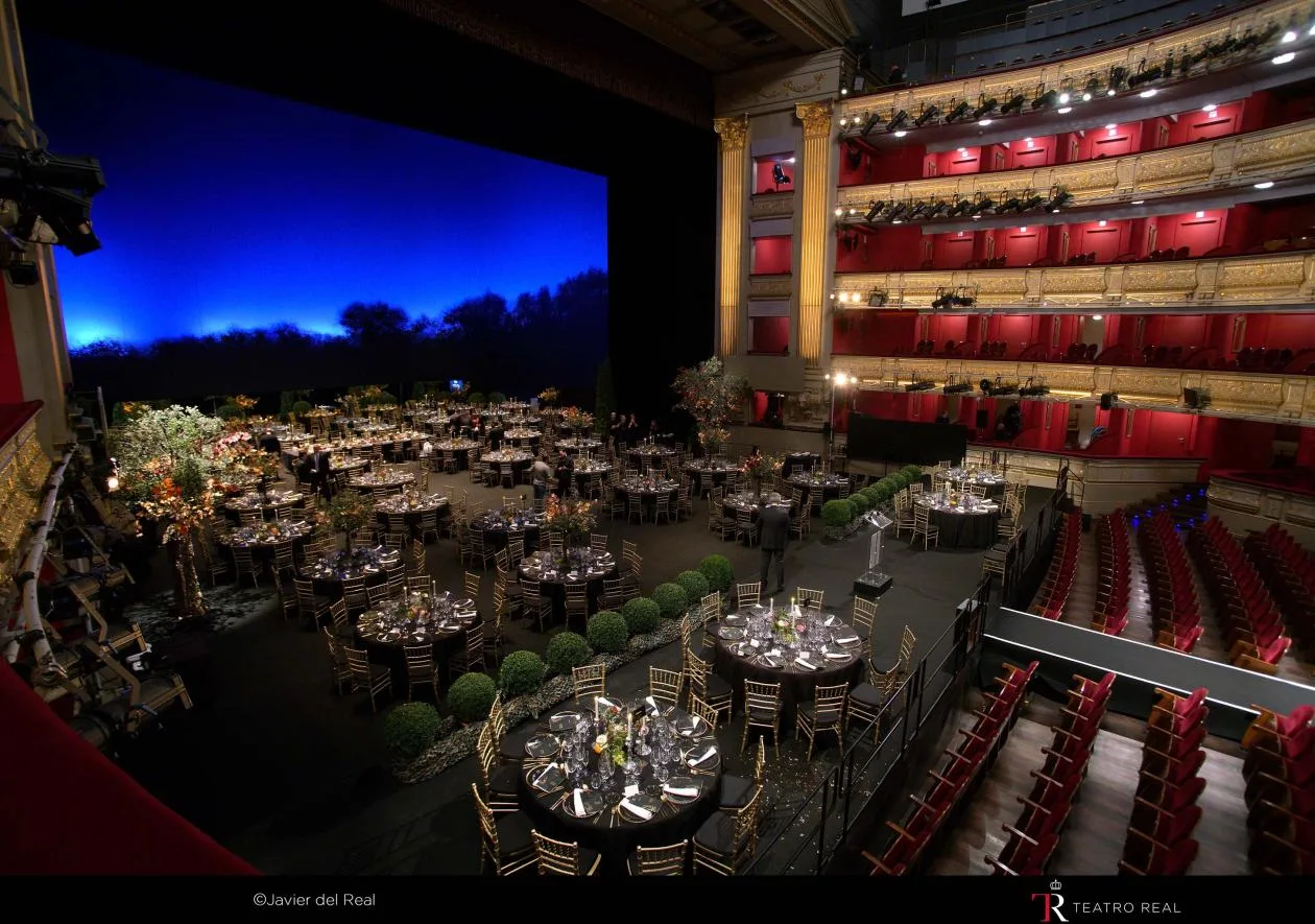 Cena de gala montada sobre el escenario de la Sala Principal del Teatro Real de Madrid