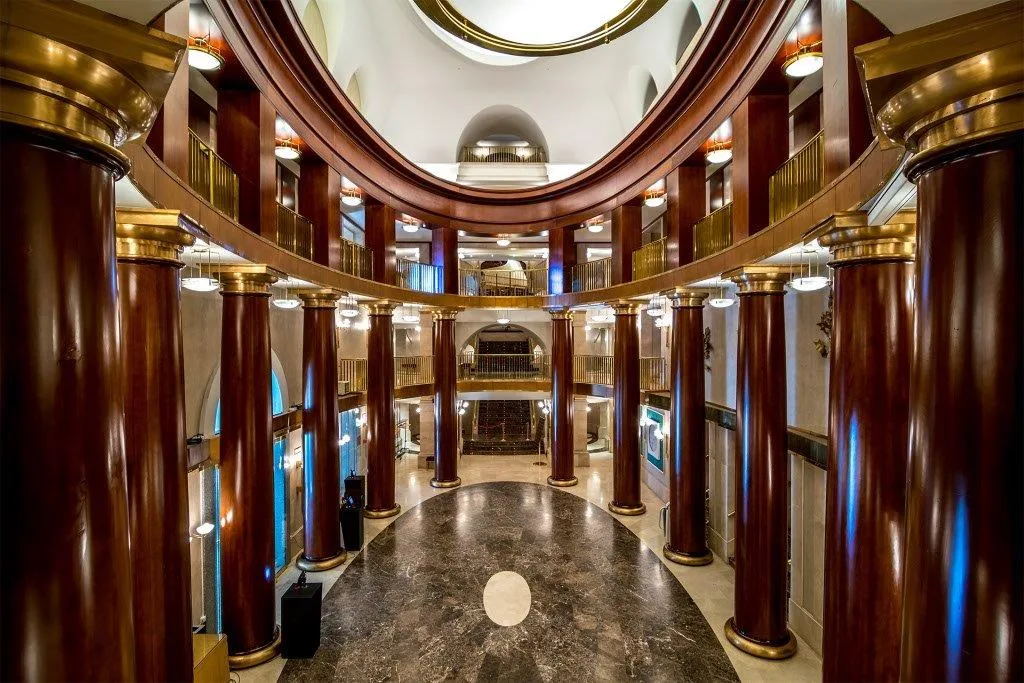 Foyer del Teatro Real con sus columnas y la escalera imperial