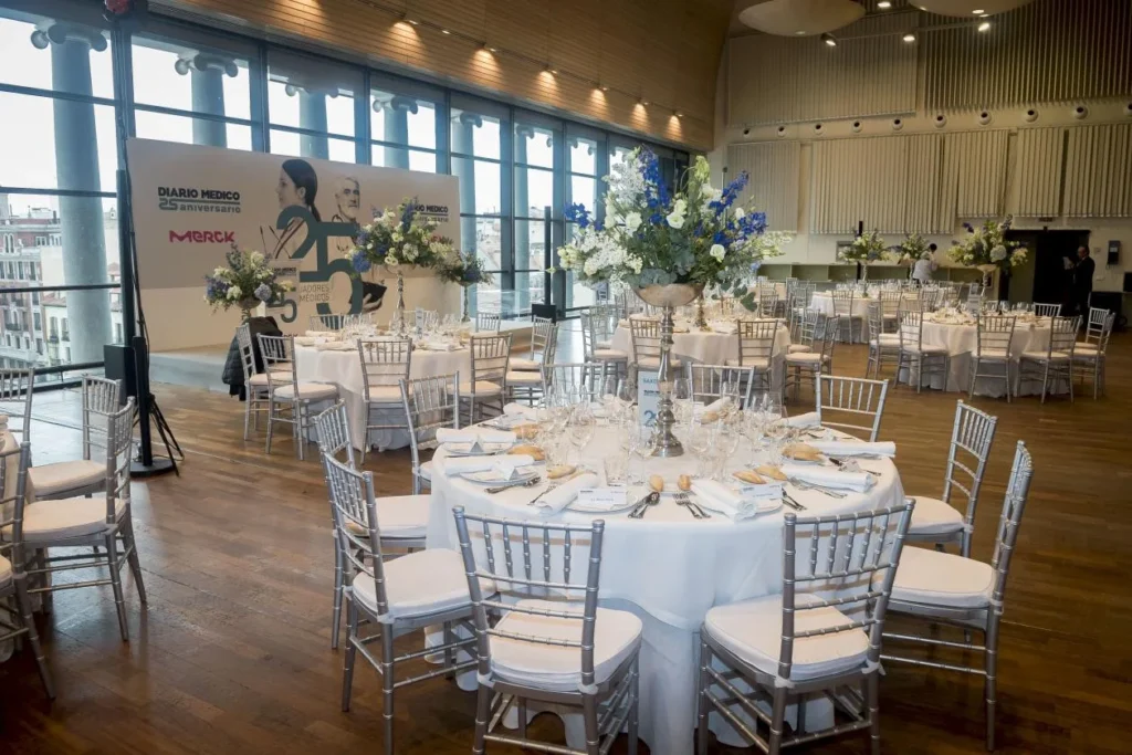 Sala de Orquesta del Teatro Real con mesas redondas montadas para un banquete