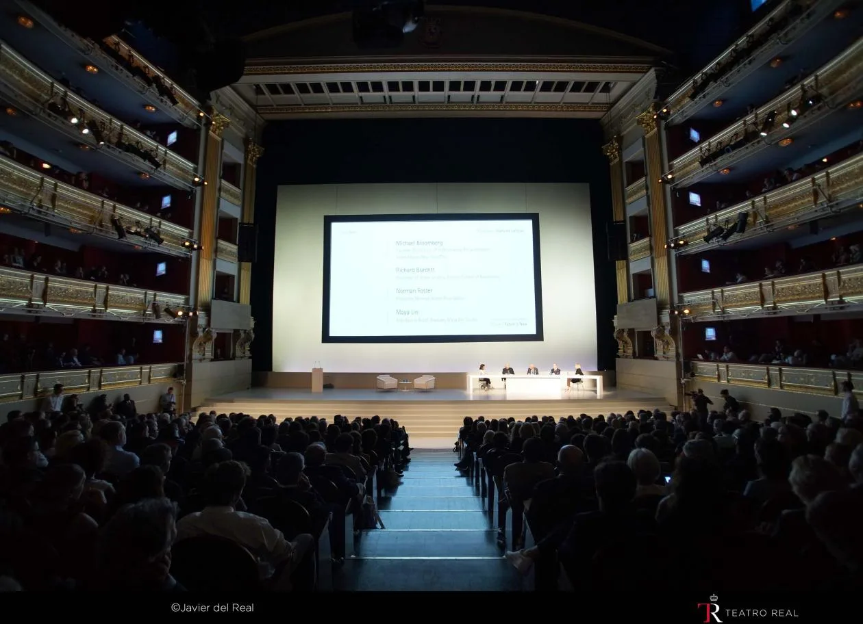 Conferencia corporativa en la Sala Principal del Teatro Real con pantalla en el escenario