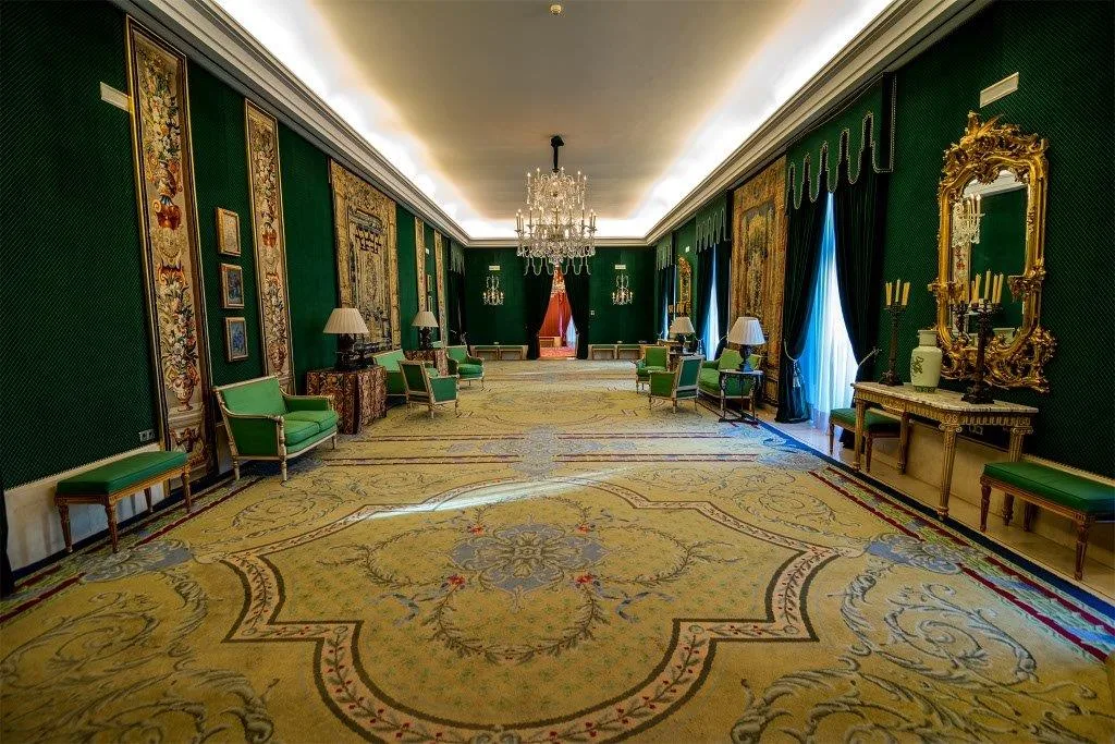 Salón Arrieta del Teatro Real con tapices históricos y lámpara de araña