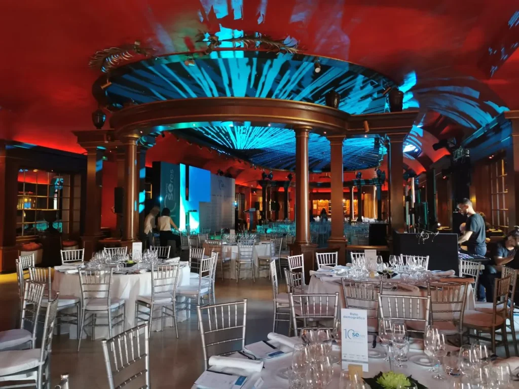 Salón de Baile del Teatro Real preparado para una cena, con el techo estrellado iluminado