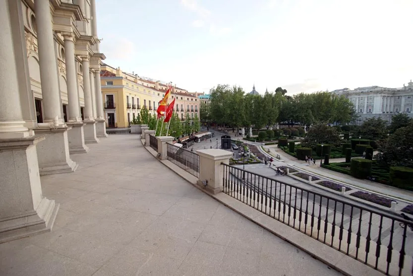 Terraza del Salón Falla del Teatro Real con vistas a la plaza de Oriente y el Palacio Real
