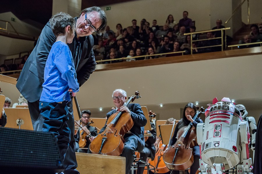 R2-KT en el escenario de un concierto junto a una orquesta