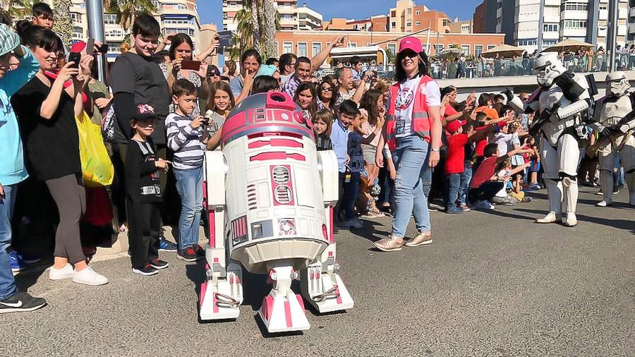 R2-KT en un desfile solidario rodeado de público y miembros de la Legión 501